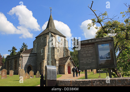 Die Kirche von St. Michael und alle Engel in dem Dorf Mickleham zwischen Dorking und Leatherhead, Surrey, England UK Stockfoto