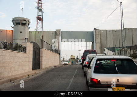 Autos warten, um durch einen israelischen militärischen Kontrollpunkt in der Trennwand in der Westbank-Stadt Bethlehem übergeben. Stockfoto