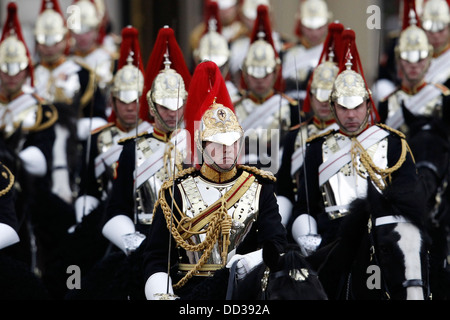 Königin Elizabeth II montiert Escort lässt Buckingham Palace für die Parlamentseröffnung am 8. Mai 2013 in London Stockfoto