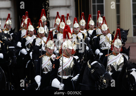 Königin Elizabeth II montiert Escort lässt Buckingham Palace für die Parlamentseröffnung am 8. Mai 2013 in London Stockfoto