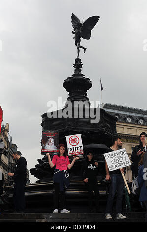 London, UK. 24. August 2013. Demonstranten halten Plakat Protest der internationalen Demonstration der Animal Liberation gegen die Schlachtungen von Tieren am Picadilly Circus in London. Bildnachweis: Siehe Li/Alamy Live News Stockfoto