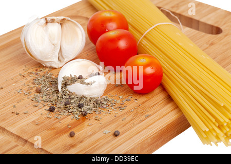 Ingrediants vorbereitet Kochen Pasta Pesto (isoliert) Stockfoto