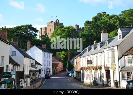 Dunster Castle View von High Street, Dunster, Somerset, England, Vereinigtes Königreich Stockfoto