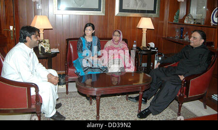 KARACHI/PAKISTAN  PPP MPA Elect von Shikarpur, Abid Hussain Bhayo fordert Präsident Asif Ali Zardari Bilawal House, Karatschi auf 24. August 2013. MNA Frau Faryal Talpur und Frau Aseefa Bhutto Zardari sind auch im Bild zu sehen.      (Foto: Francis Dean / Deanpictures Stockfoto