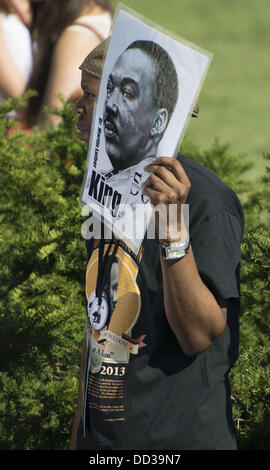 Washington, District Of Columbia, USA. 24. August 2013. Bürgerrechte Marcher halten sich ein Bild von der Erschlagenen Zivilrechte Führer, Dr. Martin Luther King an der den 50. Jahrestag der März auf Washington Credit: Ricky Fitchett/ZUMAPRESS.com/Alamy Live News Stockfoto