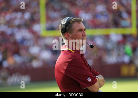 Samstag, 24. August 2013, beherbergt Washington Redskins die Buffalo Bills in FedEx Field in Landover Maryland für das dritte Spiel der Vorsaison. Washington Redskins gewinnen 30-7. Head Coach Mike Shanahan der Washington Redskins Uhren seine Spieler von der Seitenlinie. Bildnachweis: Khamp Sykhammountry/Alamy Live-Nachrichten Stockfoto
