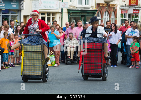 Straßenkünstler Oma Turismo auf den Straßen von Brecon Brecon Jazz Festival 2013 Stockfoto