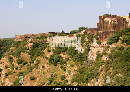 Aravalli-Reihe von Hügeln aus Jaigarh Fort Rajasthan Indien Stockfoto