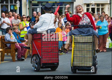 Straßenkünstler Oma Turismo auf den Straßen von Brecon Brecon Jazz Festival 2013 Stockfoto