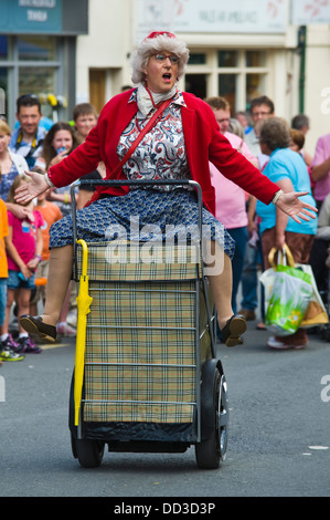 Straßenkünstler Oma Turismo auf den Straßen von Brecon Brecon Jazz Festival 2013 Stockfoto