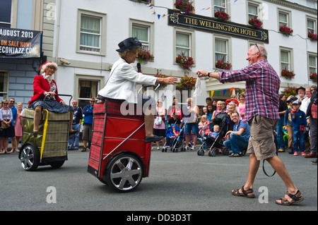 Straßenkünstler Oma Turismo auf den Straßen von Brecon Brecon Jazz Festival 2013 Stockfoto