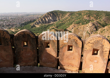 Aravalli-Reihe von Hügeln aus Jaigarh Fort Rajasthan Indien Stockfoto