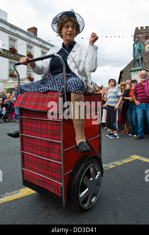 Straßenkünstler Oma Turismo auf den Straßen von Brecon Brecon Jazz Festival 2013 Stockfoto