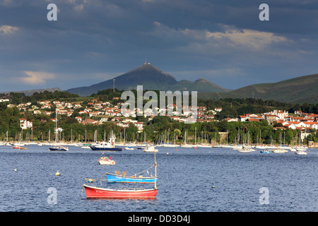 Boote und Yachten vor Anker im spanischen Baskenland französischen Grenze am Fluss Bidasoa in Hendaye. Stockfoto