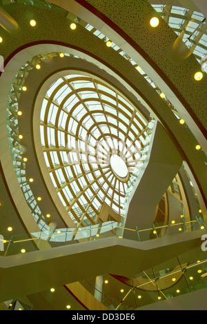 Architektonisches Detail der modernen Gebäude der Zentralbibliothek in der Innenstadt von Liverpool, England. Stockfoto