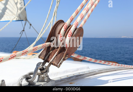 Segelboot Winde auf einer weißen yacht Stockfoto