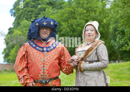 Reich gekleideter Mann und Frau in mittelalterlichen Kostümen. Stockfoto