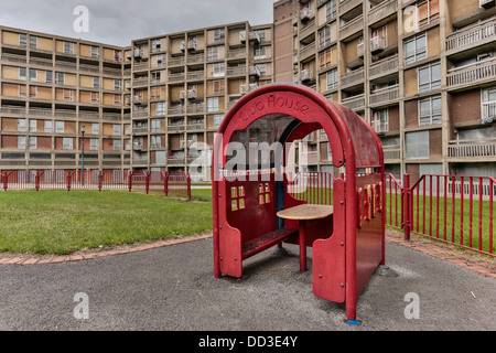 Bestandteil einer heruntergekommenen Spielplatz am Park Hill Estate, Sheffield, Gegenstand einer Sanierung von Urbansplash. Stockfoto