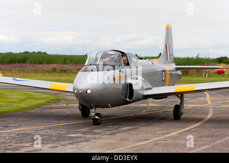 Hunting Percival Jet Provost T4 XR673 G-BLXO Rollen nach der Landung am Flugplatz Sandtoft Stockfoto