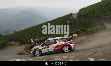 Spanische Rallye Fahrer Dani Sordo und sein Co-Pilot Carlos del Barrio Fahrt durch die Weinberge mit einem Citroen DS3 WRC bei der ADAC Deutsche Rallye (Rallye Deutschland) in der Nähe von Neumagen, Deutschland, 25. August 2013. Foto: THOMAS FREY Stockfoto