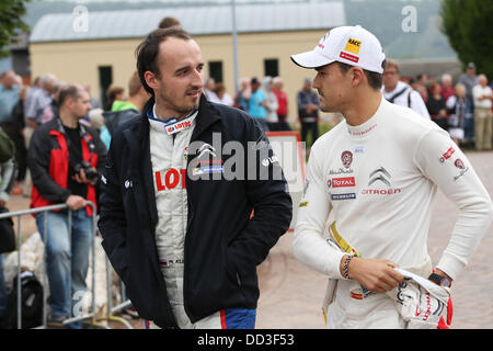 Polnische Rallye-Fahrer Robert Kubica (L) im Gespräch mit spanischen Fahrer Dani Sordo nach der 15. Wertungsprüfung der ADAC Deutschland Rallye (Rallye Deutschland) in der Nähe von Leiwen, Deutschland, 25. August 2013. Foto: THOMAS FREY Stockfoto