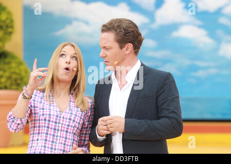 Stefan Mross und Stefanie Hertel sind die live-Übertragung des Programms "Immer Wieder Sonntags" vom Sender ARD im Europapark in Rust, Deutschland, 25. August 2013 abgebildet. Foto: Bodo Schackow Stockfoto