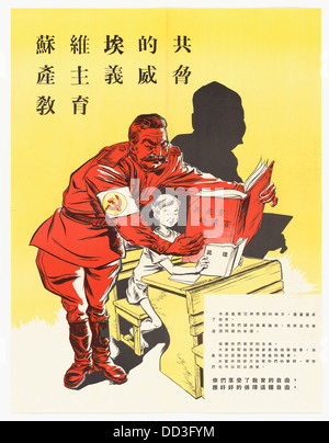 Dieses historische Poster, das möglicherweise aus der Zeit des Kalten Krieges stammt, hebt Bedenken über den Einfluss des sowjetischen Kommunismus auf die Bildungssysteme hervor. Sie spiegelt die ideologischen Spannungen zwischen den USA und der Sowjetunion in der Mitte des 20. Jahrhunderts wider. Stockfoto