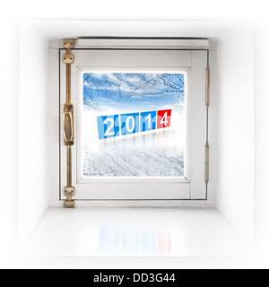 Kleine quadratische Fenster in der Wand mit 2014 Neujahr Zahlen auf Winter Hintergrund Stockfoto