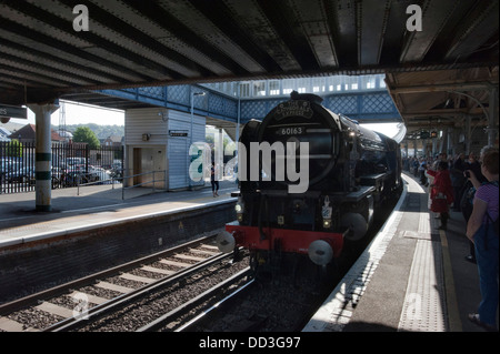 Steam Train Tornado kommt mit "The Kathedralen Express" am Bahnhof Lewes, Sussex Stockfoto