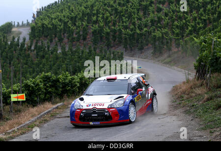 Polnische Rallye-Fahrer Robert Kubica und seinem Beifahrer Maciej Baran Fahrt durch die Weinberge mit einem Citroen DS3 RCC während der 15. Wertungsprüfung des ADAC Deutschland Rallye (Rallye Deutschland) in der Nähe von Neumagen, Deutschland, 25. August 2013. Foto: THOMAS FREY Stockfoto