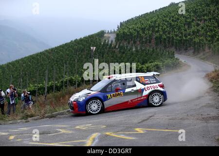Polnische Rallye-Fahrer Robert Kubica und seinem Beifahrer Maciej Baran Fahrt durch die Weinberge mit einem Citroen DS3 RCC während der 15. Wertungsprüfung des ADAC Deutschland Rallye (Rallye Deutschland) in der Nähe von Neumagen, Deutschland, 25. August 2013. Foto: THOMAS FREY Stockfoto