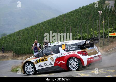 Erhalten Rallyefahrer Khalid Al-Quassimi und seine britischen Co-Pilot Scott Martin Fahrt durch die Weinberge mit einem Citroen DS3 WRC bei der 15. Wertungsprüfung des ADAC Deutschland Rallye (Rallye Deutschland) in der Nähe von Neumagen, Deutschland, 25. August 2013. Foto: THOMAS FREY Stockfoto