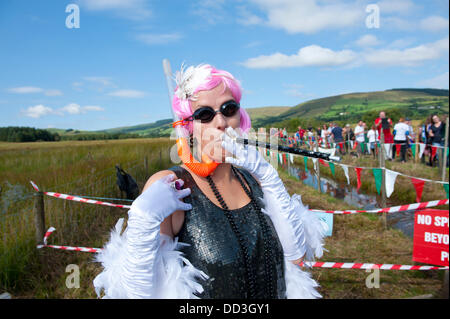 Llanwrtyd Wells, UK. 25. August 2013. Gemma Fry eine Dame von Freizeit-Kleider für die Bog.The jährlichen Bogsnorkelling-Weltmeisterschaft statt jeden August Bank Holiday am berühmten Wän Rhydd Bog.in den walisischen Ausläufern der Cambrian Mountains in der Nähe von der kleinsten Stadt in Großbritannien bekannt für seine skurrilen Sport. Die Idee entstand im Jahr 1985 durch Vermieter Gordon Green The Neuadd Arms Pub Llanwrtyd Wells auf die Karte setzen. Weltmeister ist Andrew Holmes mit einer Zeit von 84secs im Jahr 2011. Foto: Graham M. Lawrence/Alamy Live-Nachrichten. Stockfoto