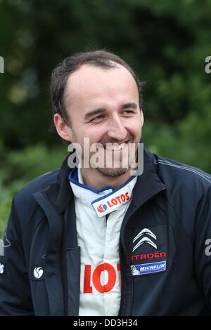 Polnische Rallye-Fahrer Robert Kubica nach seinem Wertungsprüfung der ADAC Deutschland Rallye (Rallye Deutschland), der abgebildet ist die von der FIA Rallye-Weltmeisterschaft in der Nähe von Leiwein, Deutschland, 25. August 2013. Foto: THOMAS FREY Stockfoto
