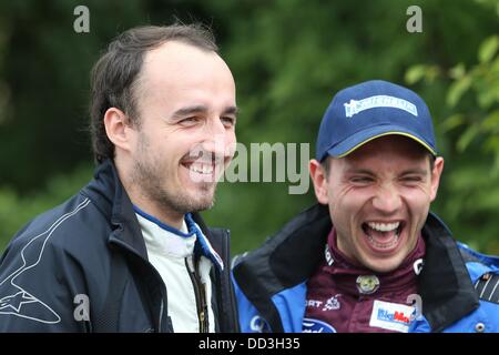 Polnische Rallye-Fahrer Robert Kubica (L) und belgischen Fahrer Nicolas Gilsoul sind nach einer Wertungsprüfung der ADAC Deutschland Rallye (Rallye Deutschland) abgebildet, der die von der FIA Rallye-Weltmeisterschaft in der Nähe von Leiwein, Deutschland, 25. August 2013. Foto: THOMAS FREY Stockfoto