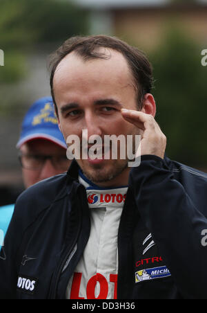 Polnische Rallye-Fahrer Robert Kubica nach seinem Wertungsprüfung der ADAC Deutschland Rallye (Rallye Deutschland), der abgebildet ist die von der FIA Rallye-Weltmeisterschaft in der Nähe von Leiwein, Deutschland, 25. August 2013. Foto: THOMAS FREY Stockfoto