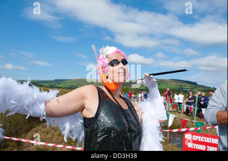 Llanwrtyd Wells, UK. 25. August 2013. Gemma Fry eine Dame von Freizeit-Kleider für die Bog.The jährlichen Bogsnorkelling-Weltmeisterschaft statt jeden August Bank Holiday am berühmten Wän Rhydd Bog.in den walisischen Ausläufern der Cambrian Mountains in der Nähe von der kleinsten Stadt in Großbritannien bekannt für seine skurrilen Sport. Die Idee entstand im Jahr 1985 durch Vermieter Gordon Green The Neuadd Arms Pub Llanwrtyd Wells auf die Karte setzen. Weltmeister ist Andrew Holmes mit einer Zeit von 84secs im Jahr 2011. Foto: Graham M. Lawrence/Alamy Live-Nachrichten. Stockfoto