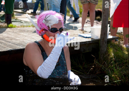 Llanwrtyd Wells, UK. 25. August 2013. Gemma Fry eine Dame von Freizeit-Kleider für die Bog.The jährlichen Bogsnorkelling-Weltmeisterschaft statt jeden August Bank Holiday am berühmten Wän Rhydd Bog.in den walisischen Ausläufern der Cambrian Mountains in der Nähe von der kleinsten Stadt in Großbritannien bekannt für seine skurrilen Sport. Die Idee entstand im Jahr 1985 durch Vermieter Gordon Green The Neuadd Arms Pub Llanwrtyd Wells auf die Karte setzen. Weltmeister ist Andrew Holmes mit einer Zeit von 84secs im Jahr 2011. Foto: Graham M. Lawrence/Alamy Live-Nachrichten. Stockfoto