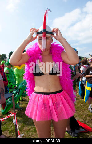 Llanwrtyd Wells, UK. 25. August 2013. Lisa Cherry von N. London kommt mit ihrer Gruppe der südlichen Sumpf Feen zu The Bog. Der jährlichen Weltmeisterschaft Bogsnorkelling findet jeden August Bank Holiday im berühmten Wän Rhydd Bog.in die Waliser der Cambrian Mountains in der Nähe von der kleinsten Stadt in Großbritannien bekannt für seine skurrilen Sport. Die Idee entstand im Jahr 1985 durch Vermieter Gordon Green The Neuadd Arms Pub Llanwrtyd Wells auf die Karte setzen. Weltmeister ist Andrew Holmes mit einer Zeit von 84secs im Jahr 2011. Foto: Graham M. Lawrence/Alamy Live-Nachrichten. Stockfoto