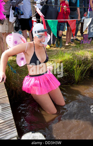 Llanwrtyd Wells, UK. 25. August 2013. Lisa Cherry von N. London kommt mit ihrer Gruppe der südlichen Sumpf Feen zu The Bog. Der jährlichen Weltmeisterschaft Bogsnorkelling findet jeden August Bank Holiday im berühmten Wän Rhydd Bog.in die Waliser der Cambrian Mountains in der Nähe von der kleinsten Stadt in Großbritannien bekannt für seine skurrilen Sport. Die Idee entstand im Jahr 1985 durch Vermieter Gordon Green The Neuadd Arms Pub Llanwrtyd Wells auf die Karte setzen. Weltmeister ist Andrew Holmes mit einer Zeit von 84secs im Jahr 2011. Foto: Graham M. Lawrence/Alamy Live-Nachrichten. Stockfoto