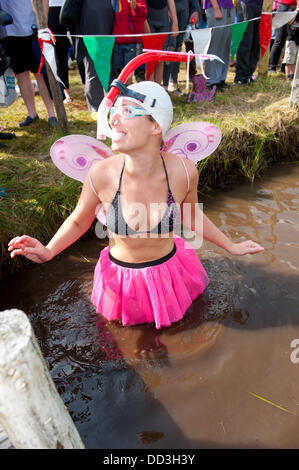 Llanwrtyd Wells, UK. 25. August 2013. Lisa Cherry von N. London kommt mit ihrer Gruppe der südlichen Sumpf Feen zu The Bog. Der jährlichen Weltmeisterschaft Bogsnorkelling findet jeden August Bank Holiday im berühmten Wän Rhydd Bog.in die Waliser der Cambrian Mountains in der Nähe von der kleinsten Stadt in Großbritannien bekannt für seine skurrilen Sport. Die Idee entstand im Jahr 1985 durch Vermieter Gordon Green The Neuadd Arms Pub Llanwrtyd Wells auf die Karte setzen. Weltmeister ist Andrew Holmes mit einer Zeit von 84secs im Jahr 2011. Foto: Graham M. Lawrence/Alamy Live-Nachrichten. Stockfoto