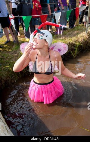 Llanwrtyd Wells, UK. 25. August 2013. Lisa Cherry von N. London kommt mit ihrer Gruppe der südlichen Sumpf Feen zu The Bog. Der jährlichen Weltmeisterschaft Bogsnorkelling findet jeden August Bank Holiday im berühmten Wän Rhydd Bog.in die Waliser der Cambrian Mountains in der Nähe von der kleinsten Stadt in Großbritannien bekannt für seine skurrilen Sport. Die Idee entstand im Jahr 1985 durch Vermieter Gordon Green The Neuadd Arms Pub Llanwrtyd Wells auf die Karte setzen. Weltmeister ist Andrew Holmes mit einer Zeit von 84secs im Jahr 2011. Foto: Graham M. Lawrence/Alamy Live-Nachrichten. Stockfoto