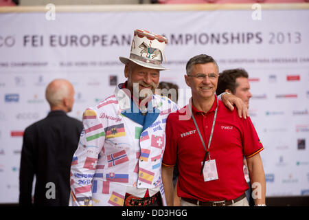 Herning, Dänemark. 22. August 2013. Deutsche Pferd springen Cheftrainer Otto Becker (R) steht neben Chefsteward Pedro während des Parcours-Wettbewerbs der FEI European Championships in Pferd springen, Dressur und Para-Dressur in Herning, Dänemark, 22. August 2013. Foto: JOCHEN LUEBKE/Dpa/Alamy Live News Stockfoto