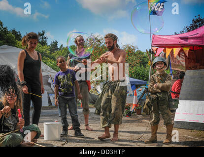 Balcombe, West Sussex, UK. 25. August 2013. Frieden sprudelt vor Cuadrilla Website Eingang in Balcombe als die Sonne scheint nach dem gestrigen Unwetter. Rory Rush in einheitliche Armee. Die Anti-Fracking-Aktivisten protestieren gegen Aufbohren von Cuadrilla auf dem Gelände in West Sussex. Bildnachweis: David Burr/Alamy Live-Nachrichten Stockfoto