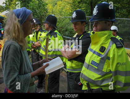 Balcombe, West Sussex, UK. 25. August 2013. Geniale Atmosphäre im Balcombe, außen Cuadrilla Website Eingang als Druide rezitiert Gedichte für Polizeibeamte. Die Anti-Fracking-Aktivisten protestieren gegen Aufbohren von Cuadrilla auf dem Gelände in West Sussex. Bildnachweis: David Burr/Alamy Live-Nachrichten Stockfoto