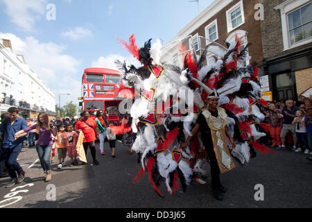 London, UK. 25. August 2013. Europas größte Straßenfest der jährliche Notting Hill Karneval startet als Darsteller Parade durch die Straßen von West-London. Der Notting Hill Carnival ist bis zu 1 Million Besucher erwartet, die kommen, erleben Sie karibisches Essenskultur und Musik Credit: Amer Ghazzal/Alamy Live-Nachrichten Stockfoto