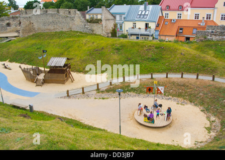 Kinderspielplatz im Inneren Piiskoplinnus der bischöflichen Burg in Haapsalu Kurstadt Laanemaa county Estland Nordeuropa Stockfoto