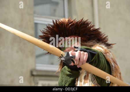 Mittelalterlicher Bogenschütze mit dem Ziel Bogen direkt auf Beute Stockfoto