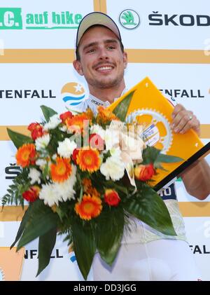 Deutsche Radfahrer John Degenkolb von Argos-Shimano Team feiert die Elite-Radrennen Cyclassics während der Siegerehrung in Hamburg, Deutschland, 25. August 2013 zu gewinnen. Neben der professionellen Rennen über 246 Kilometer kam etwa 22 000 nicht-professionelle Radfahrer auf der Rennstrecke. Foto: CHRISTIAN CHARISIUS Stockfoto