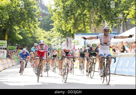 Deutsche Radfahrer John Degenkolb (R) von Team Argos-Shimano Jubel an der Ziellinie nach dem Gewinn der Elite-Radrennen Cyclassics vor deutschen Radfahrer Andre Greipel (C) des Team Lotto Belisol und norwegischer Radrennfahrer Alexander Kristoff (L) von Team Katusha in Hamburg, Deutschland, 25. August 2013. Neben der professionellen Rennen über 246 Kilometer kam etwa 22 000 nicht-professionelle Radfahrer auf der Rennstrecke. Foto: CHRISTIAN CHARISIUS Stockfoto